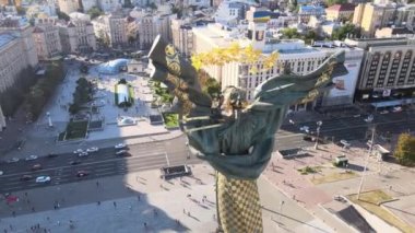 Ukrayna 'nın başkenti Kiev' de bir anıt. Meydan. Hava görünümü