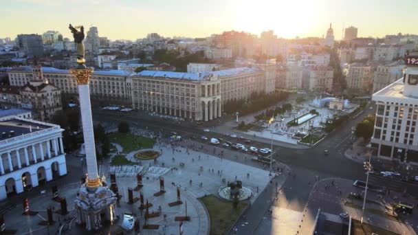 Памятник в центре Киева, Украина. Майдан. Вид с воздуха — стоковое видео