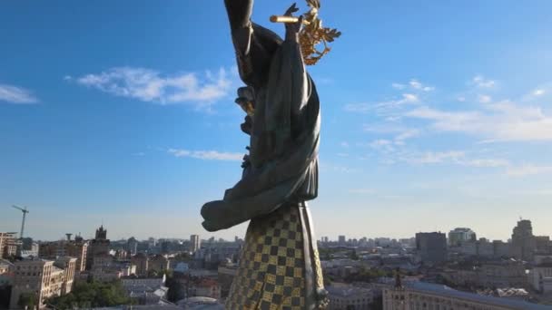 Monumento en el centro de Kiev, Ucrania. Maidan. Vista aérea — Vídeo de stock