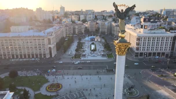 Памятник в центре Киева, Украина. Майдан. Вид с воздуха — стоковое видео