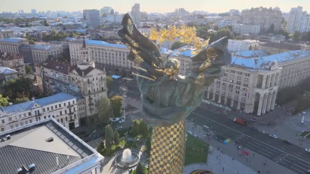 Пам'ятник у центрі Києва, Україна. Майдан. Вид з повітря — стокове відео