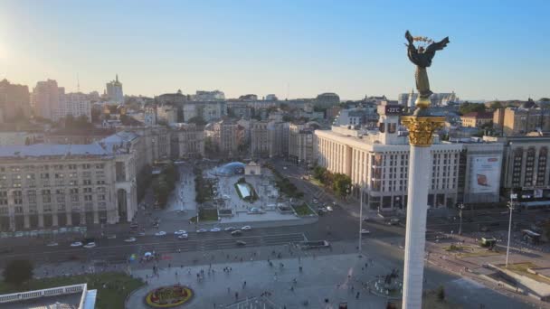 Памятник в центре Киева, Украина. Майдан. Вид с воздуха — стоковое видео