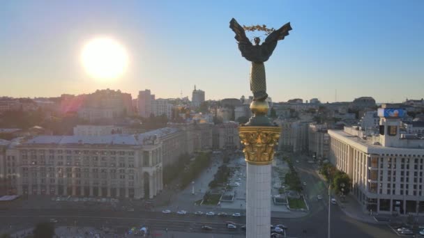 Пам'ятник у центрі Києва, Україна. Майдан. Вид з повітря — стокове відео