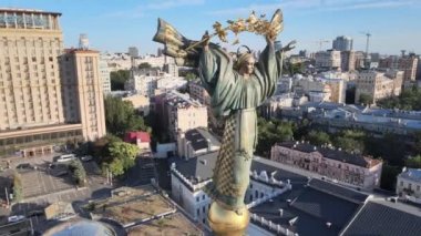 Ukrayna 'nın başkenti Kiev' de bir anıt. Meydan. Hava görünümü