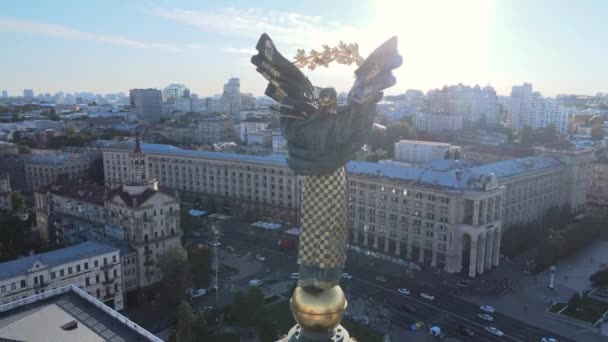 Pomnik w centrum Kijowa, Ukraina. Maidan. Widok z lotu ptaka — Wideo stockowe