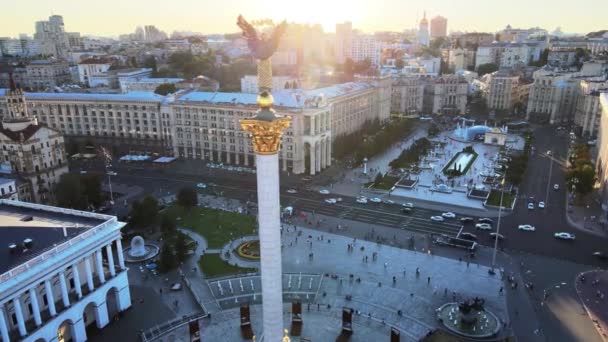 Памятник в центре Киева, Украина. Майдан. Вид с воздуха — стоковое видео