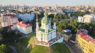 Sabahleyin St. Andrews Kilisesi 'nin hava görüntüsü. Kyiv, Ukrayna