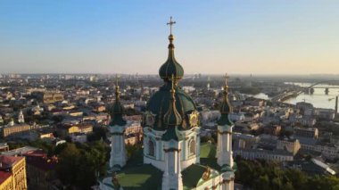 Sabahleyin St. Andrews Kilisesi 'nin hava görüntüsü. Kyiv, Ukrayna