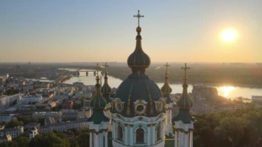 Sabahleyin St. Andrews Kilisesi 'nin hava görüntüsü. Kyiv, Ukrayna