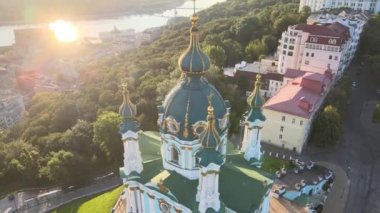 Sabahleyin St. Andrews Kilisesi 'nin hava görüntüsü. Kyiv, Ukrayna