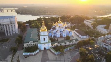 Sabah St. Michaels Altın Kubbe Manastırı 'nın havadan görünüşü. Kyiv, Ukrayna