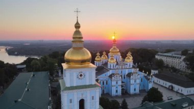 Sabah St. Michaels Altın Kubbe Manastırı 'nın havadan görünüşü. Kyiv, Ukrayna