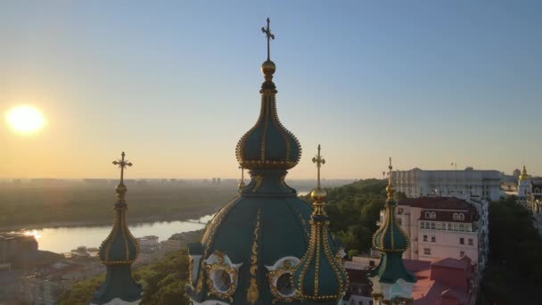 Sabahleyin St. Andrews Kilisesi 'nin hava görüntüsü. Kyiv, Ukrayna — Stok video