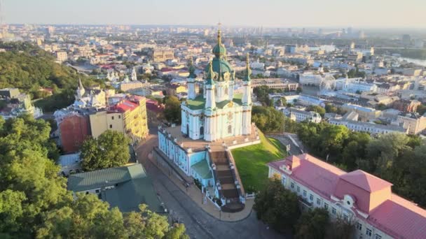 Veduta aerea della chiesa di St. Andrews al mattino. Kiev, Ucraina — Video Stock