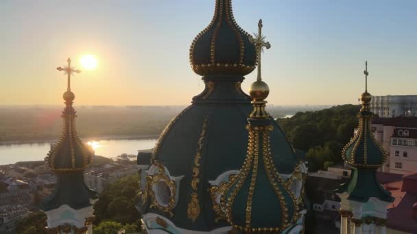 Sabahleyin St. Andrews Kilisesi 'nin hava görüntüsü. Kyiv, Ukrayna — Stok video