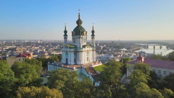 Luchtfoto van St. Andrews Church in de ochtend. Kiev, Oekraïne — Stockvideo