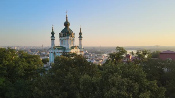 午前中に聖アンドリュース教会の空中ビュー。ウクライナのキエフ — ストック動画