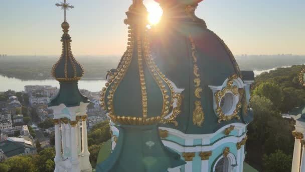 Sabahleyin St. Andrews Kilisesi 'nin hava görüntüsü. Kyiv, Ukrayna — Stok video