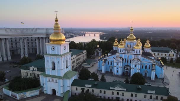 Vista aérea del Monasterio de la Cúpula Dorada de San Miguel por la mañana. Kiev, Ucrania — Vídeos de Stock