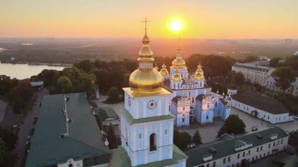 Vista aérea del Monasterio de la Cúpula Dorada de San Miguel por la mañana. Kiev, Ucrania — Vídeos de Stock