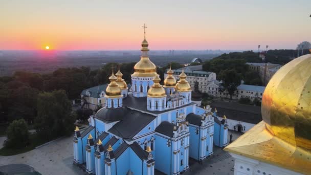 Вид с воздуха на золотистый купольный монастырь св. Михаила утром. Киев, Украина — стоковое видео
