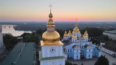 Sabah St. Michaels Altın Kubbe Manastırı 'nın havadan görünüşü. Kyiv, Ukrayna