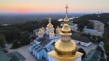 Sabah St. Michaels Altın Kubbe Manastırı 'nın havadan görünüşü. Kyiv, Ukrayna