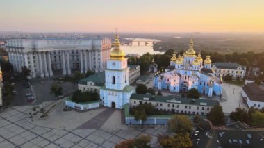 Sabah St. Michaels Altın Kubbe Manastırı 'nın havadan görünüşü. Kyiv, Ukrayna