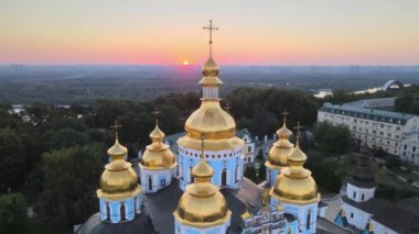 Sabah St. Michaels Altın Kubbe Manastırı 'nın havadan görünüşü. Kyiv, Ukrayna