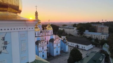 Sabah St. Michaels Altın Kubbe Manastırı 'nın havadan görünüşü. Kyiv, Ukrayna