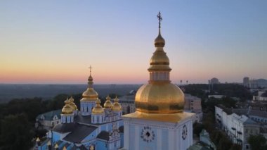 Sabah St. Michaels Altın Kubbe Manastırı 'nın havadan görünüşü. Kyiv, Ukrayna