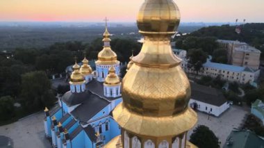 Sabah St. Michaels Altın Kubbe Manastırı 'nın havadan görünüşü. Kyiv, Ukrayna