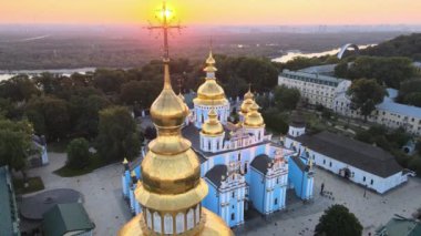Sabah St. Michaels Altın Kubbe Manastırı 'nın havadan görünüşü. Kyiv, Ukrayna