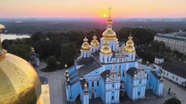 Sabah St. Michaels Altın Kubbe Manastırı 'nın havadan görünüşü. Kyiv, Ukrayna