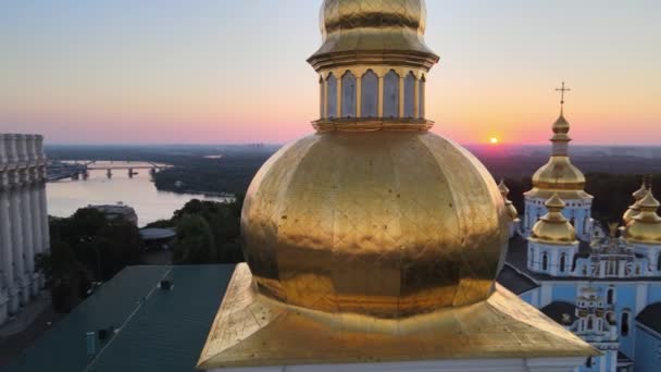 午前中にセントマイケルズ黄金ドーム修道院の空中ビュー。ウクライナのキエフ — ストック動画