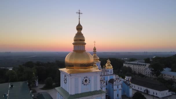 Luftaufnahme des Klosters St. Michael mit goldener Kuppel am Morgen. Kiew, Ukraine — Stockvideo