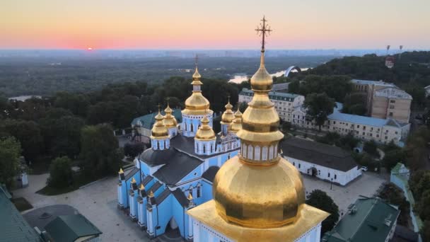 Вид с воздуха на золотистый купольный монастырь св. Михаила утром. Киев, Украина — стоковое видео