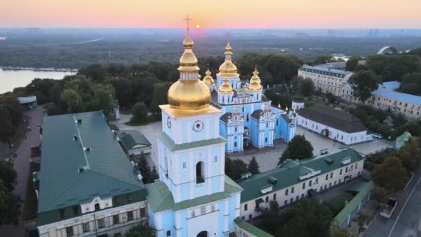 Luchtfoto van St. Michaels Golden-Domed klooster in de ochtend. Kiev, Oekraïne — Stockvideo