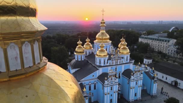 Vista aérea de St. Michaels Golden-Domed Monastery pela manhã. Kiev, Ucrânia — Vídeo de Stock