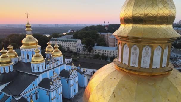 Légi felvétel a Szent Mihály Aranykupolás kolostorról reggel. Kijev, Ukrajna — Stock videók