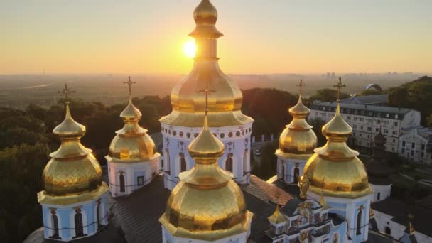 Légi felvétel a Szent Mihály Aranykupolás kolostorról reggel. Kijev, Ukrajna — Stock videók