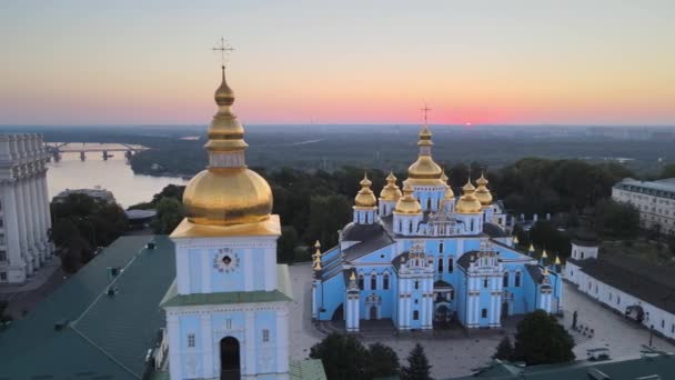 Veduta aerea di St. Michaels Golden-cupola Monastero al mattino. Kiev, Ucraina — Video Stock