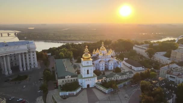 Luftaufnahme des Klosters St. Michael mit goldener Kuppel am Morgen. Kiew, Ukraine — Stockvideo