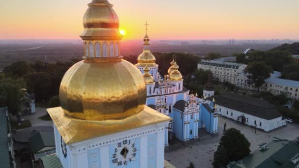 Luchtfoto van St. Michaels Golden-Domed klooster in de ochtend. Kiev, Oekraïne — Stockvideo