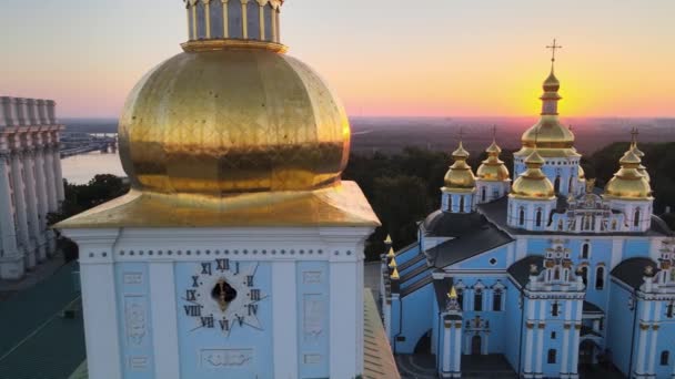 Veduta aerea di St. Michaels Golden-cupola Monastero al mattino. Kiev, Ucraina — Video Stock