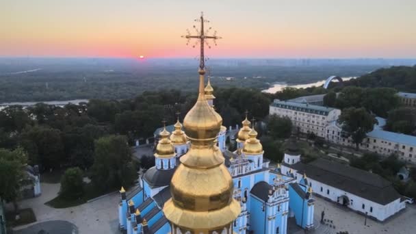 Sabah St. Michaels Altın Kubbe Manastırı 'nın havadan görünüşü. Kyiv, Ukrayna — Stok video