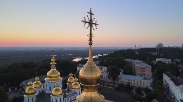 Letecký pohled na kostel sv. Michelse v dopoledních hodinách. Kyjev, Ukrajina — Stock video