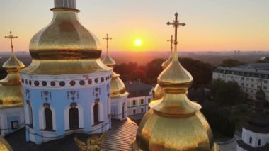 Sabah St. Michaels Altın Kubbe Manastırı 'nın havadan görünüşü. Kyiv, Ukrayna