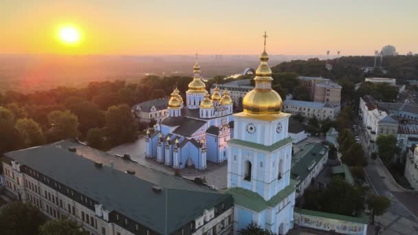 Повітряний вид на монастир Святого Михайла з Золотим куполом вранці. Київ, Україна — стокове відео