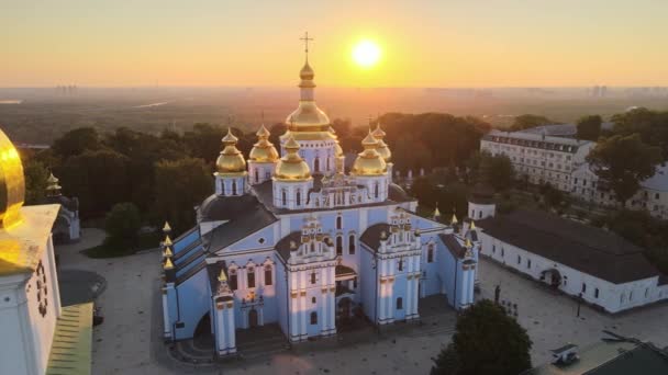 Flygfoto över St Michaels Golden-Domed kloster på morgonen. Kiev, Ukraina — Stockvideo